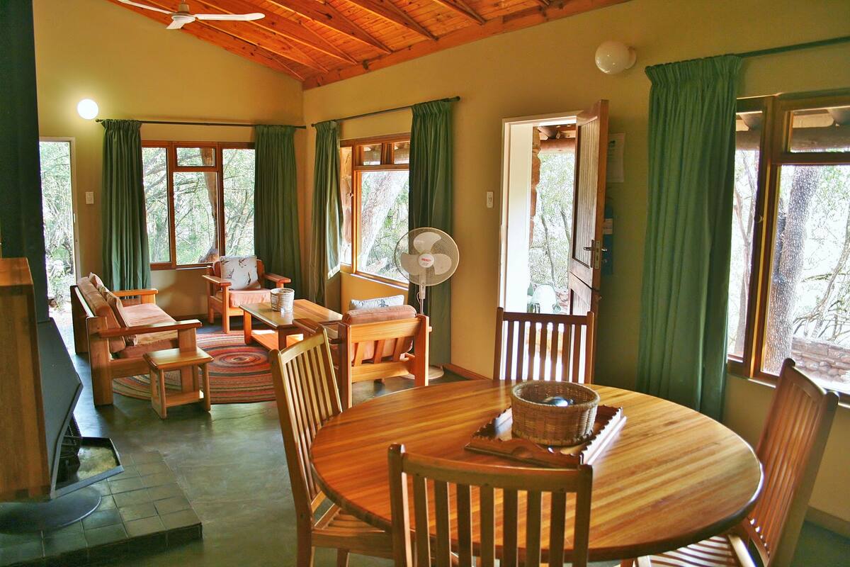 Family Cottage (Self-catering Bhubesi ) | Makan dalam bilik