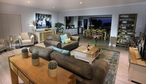 Standaard kamer | Woonruimte | Flatscreentelevisie