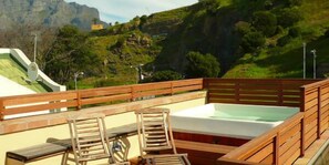 Outdoor spa tub - De Waterkant Villas (Cape Town)