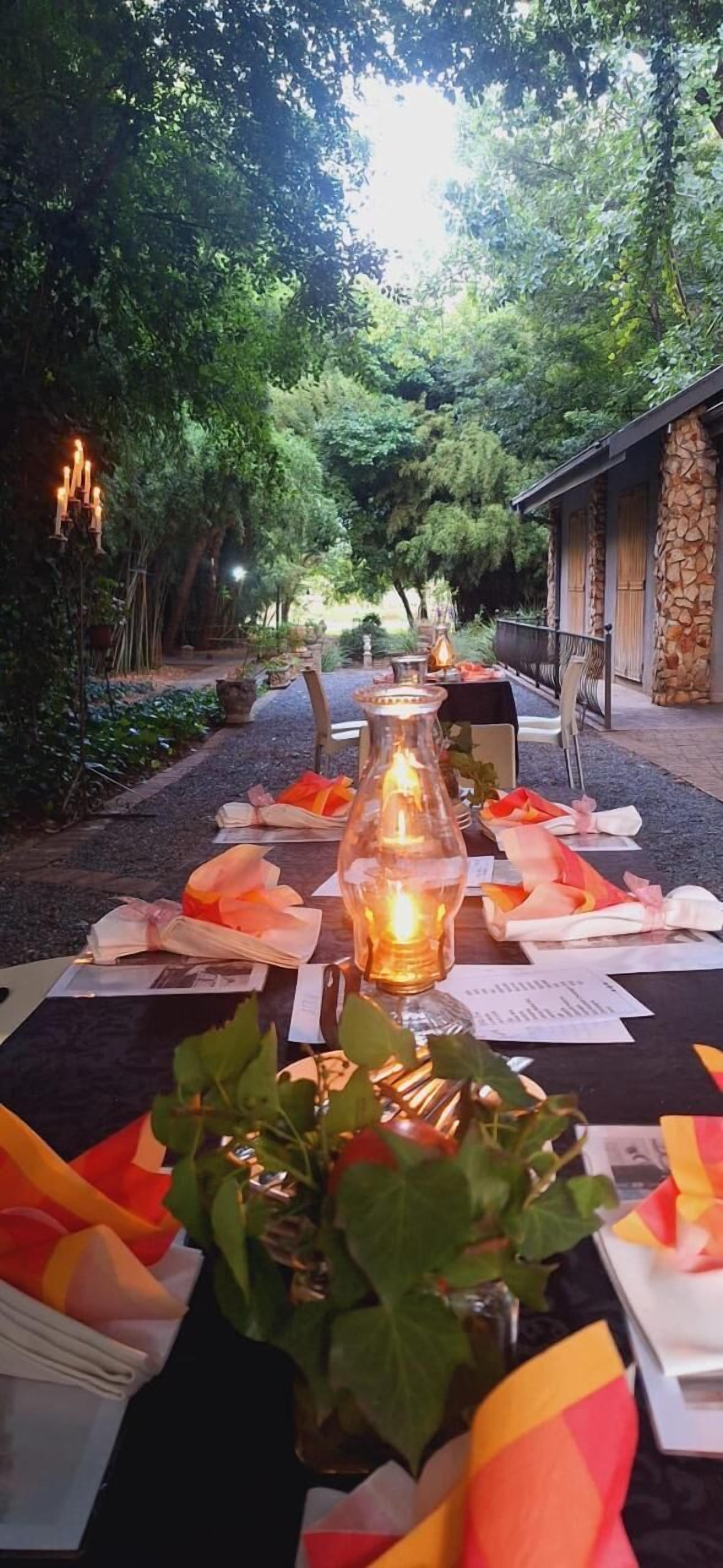 Serveert ontbijt, lunch en diner