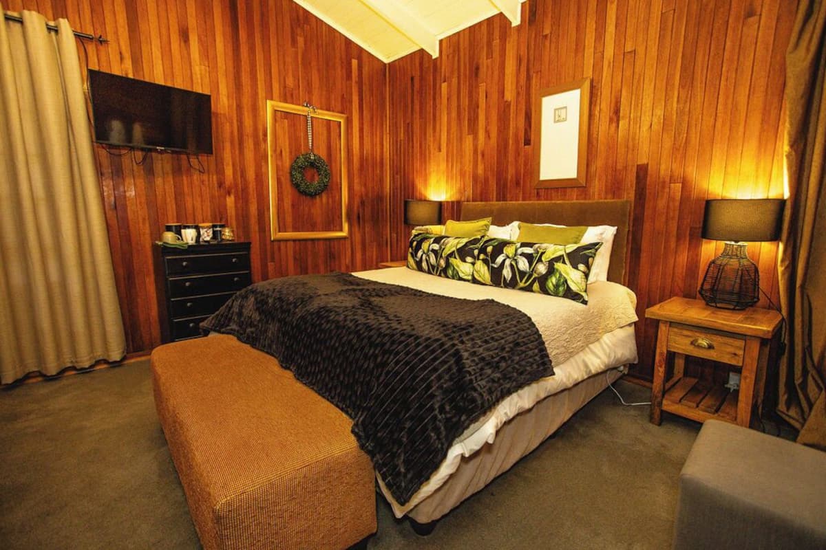 Luxury log cabin 3 river view