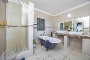 Deluxe-Zimmer, Bergblick | Badezimmer | Umweltfreundliche Kosmetikartikel, Haartrockner, Handtücher, Shampoo