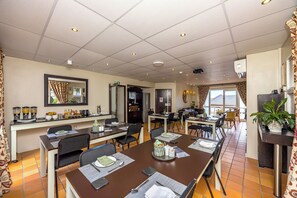 Se ofrece un desayuno a la carta todos los días (150 ZAR por persona)