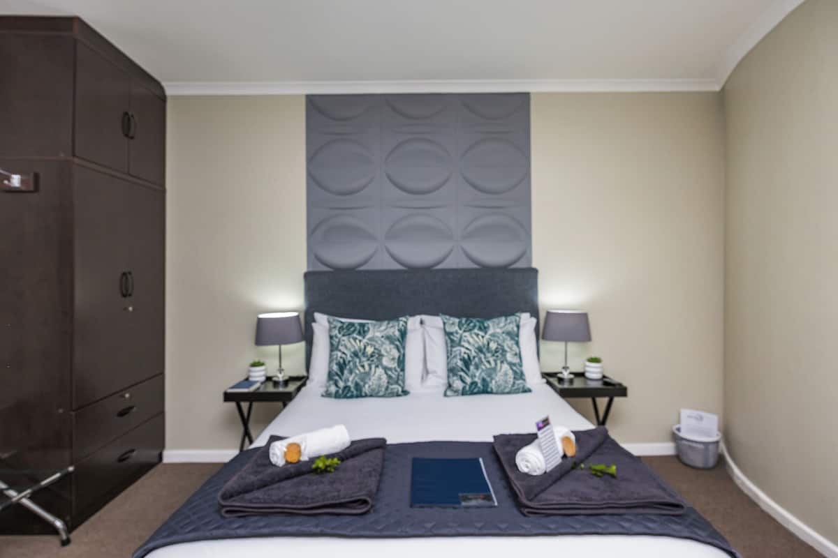 Quarto standard, várias camas, vista para a colina, no piso térreo | 1 quarto, roupas de cama premium, camas com colchões pillow-top