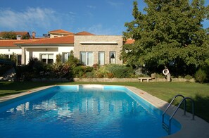 Seasonal outdoor pool, pool umbrellas, pool loungers - Quinta do Terreiro (Lamego)
