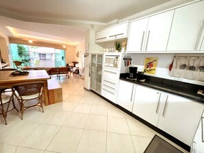 Deluxe Apartment, 3 Bedrooms, Balcony | Private kitchen - Apartamento do Sol (Bombinhas)
