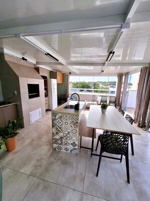 Ático exclusivo, 3 habitaciones, piscina privada | Cocina privada | Frigorífico, microondas, horno y placa de cocina