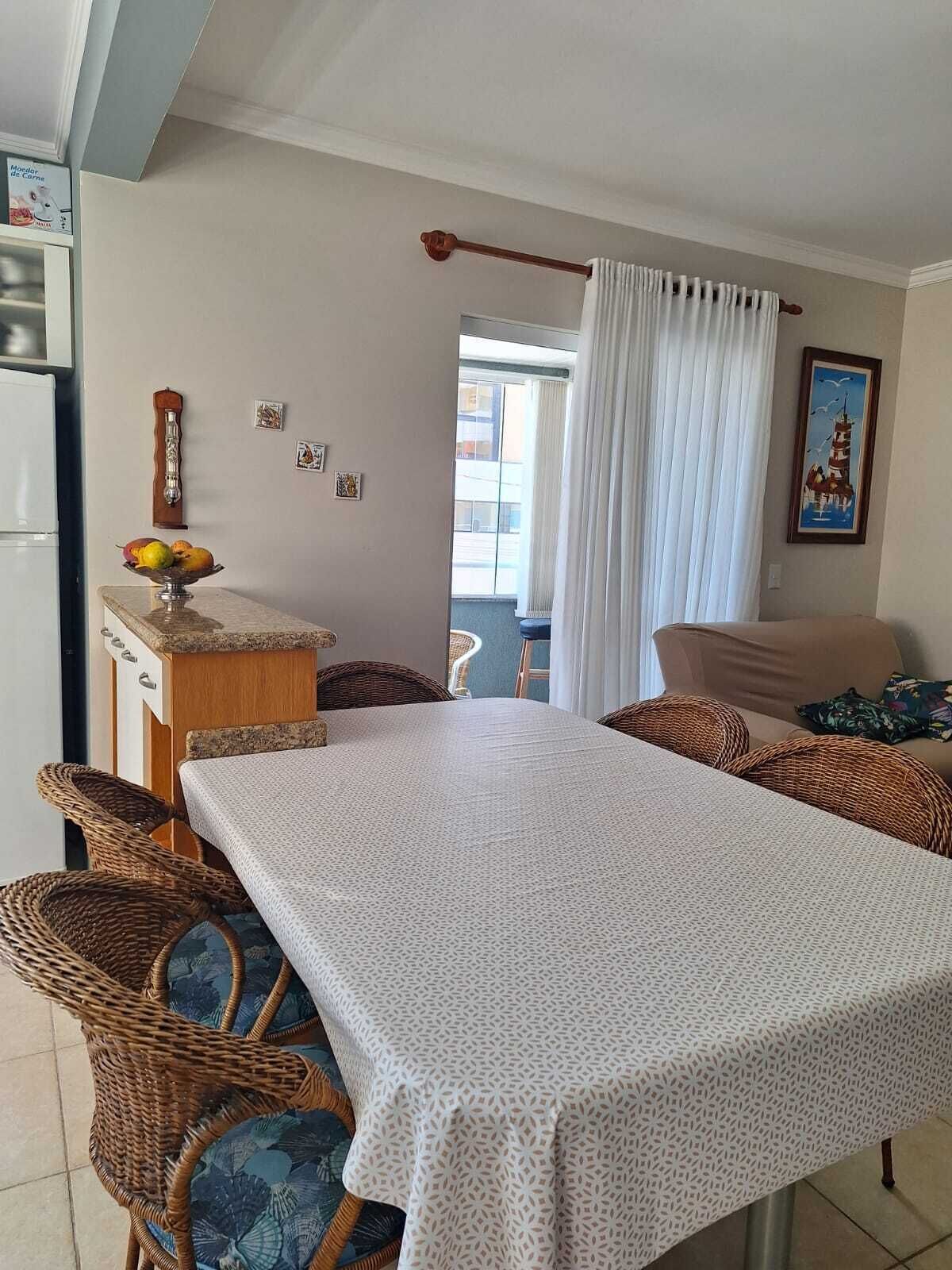 Un espace repas comprenant une table, des chaises et un comptoir de cuisine.