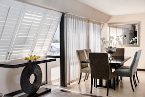 Comfort-Apartment, 2 Schlafzimmer | Essbereich im Zimmer