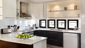 Departamento Confort, 2 habitaciones | Cocina privada | Refrigerador, microondas, horno y lavavajillas 