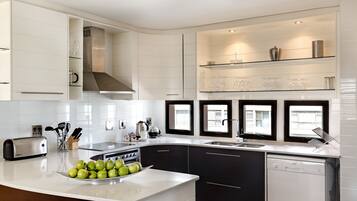 Departamento Confort, 2 habitaciones | Cocina privada | Refrigerador, microondas, horno y lavavajillas