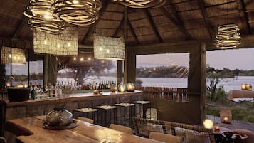 2 bars/lounges