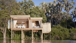 Island Treehouse | Sengetøy av topp kvalitet, minibar (inkludert) og safe på rommet