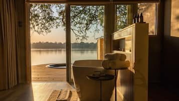 Villa Luxe | Salle de bain | Baignoire et douche séparées, baignoire relaxante profonde
