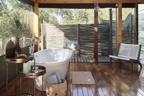 Luxury Tent | ห้องน้ำ | อ่างอาบน้ำและฝักบัวแยกจากกัน, อ่างอาบน้ำแบบแช่ตัว, เรนชาวเวอร์
