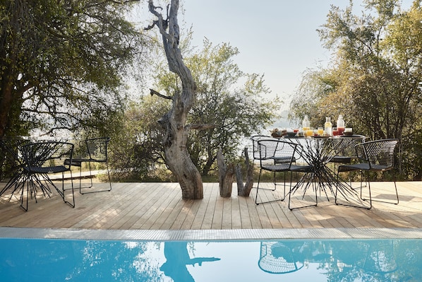 Piscina a l'aire lliure, piscina de vora infinita i gandules
