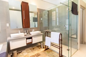 Honeymoon Double Room | Bathroom | Separate tub and shower, deep soaking tub, rainfall showerhead - Marshden Estate (Stellenbosch)