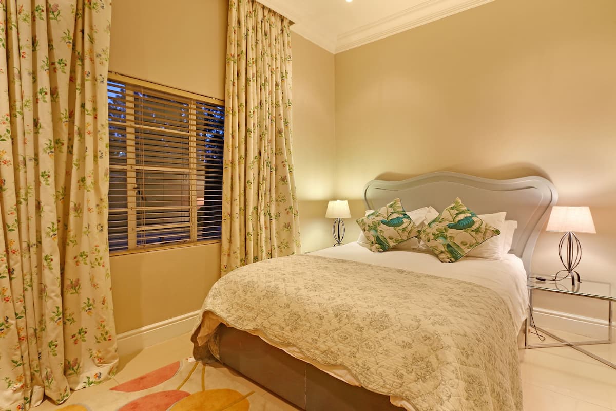 In-room safe, WiFi (free)