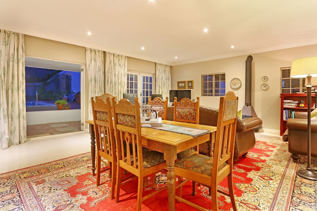 Comfort Cottage (Burgundy) | Peti besi dalam bilik, Wi-fi percuma