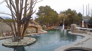 Una piscina al aire libre, tumbonas