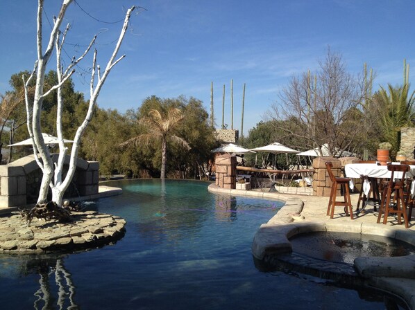 Una piscina al aire libre, tumbonas