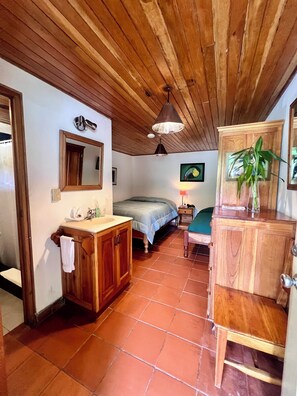 Quarto básico (1 King bed and 1 Single bed) | Ferros/tábuas de passar roupa, Wi-Fi de cortesia