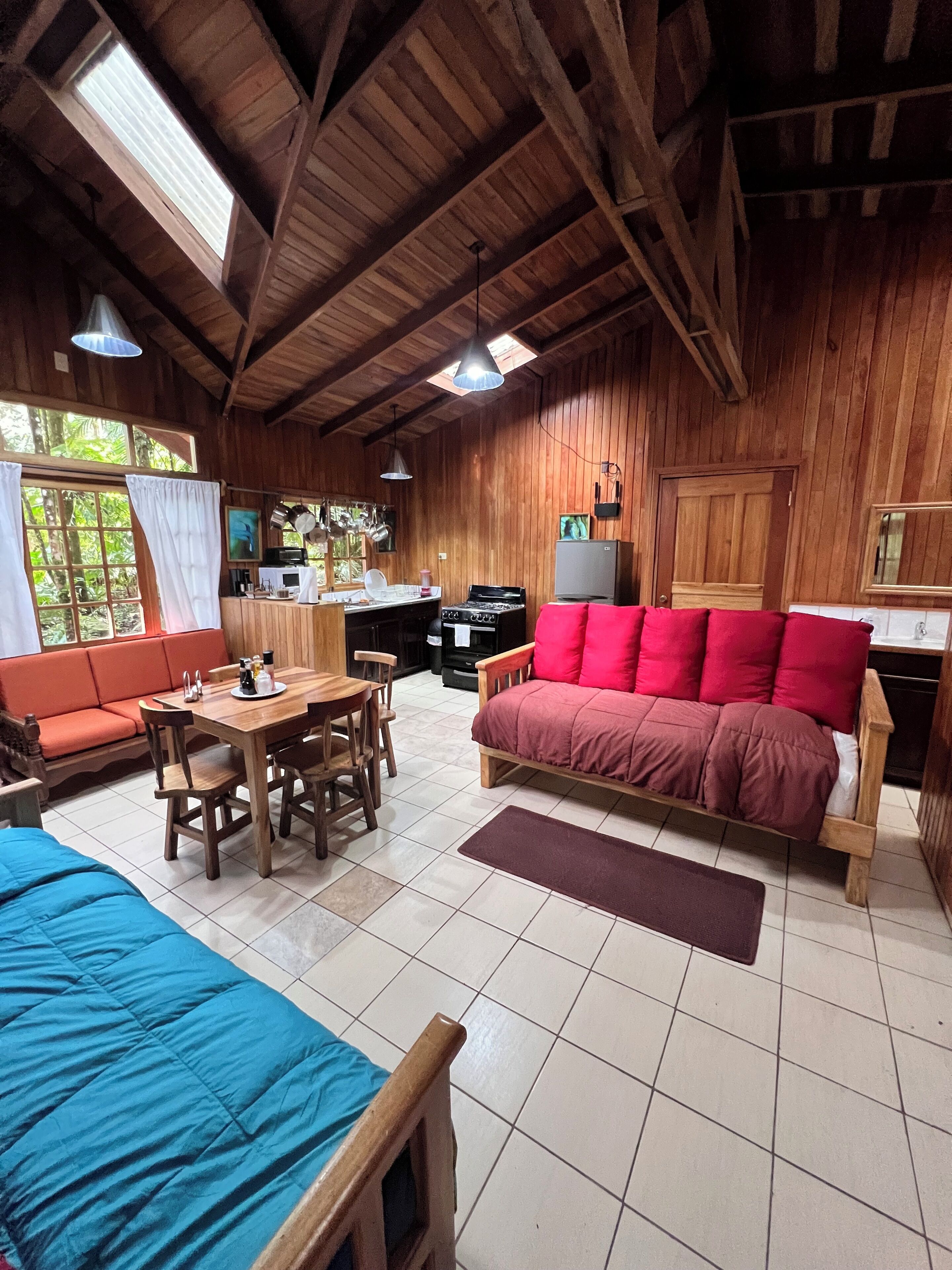 Family Cabin #5 (Inside Cloud forest) | Zona de estar | Una chimenea