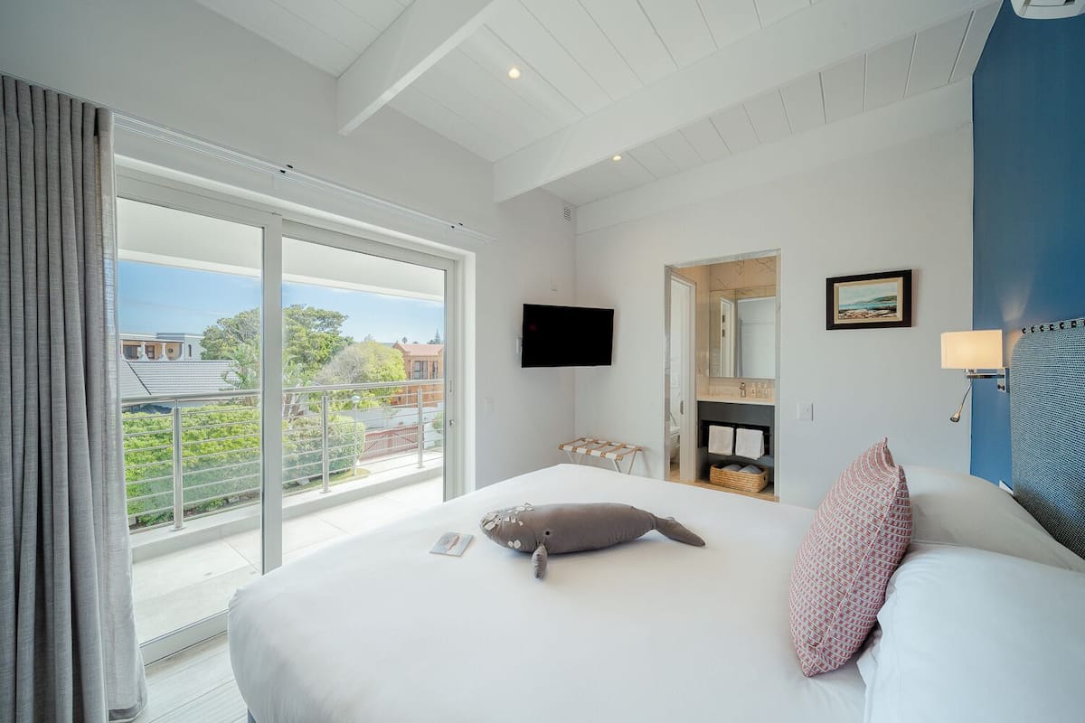 Premium Suite, Sea View | 1 bedroom, hypo-allergenic bedding, in-room safe, individually decorated