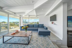 Suite – premium, delvis sjøutsikt | Allergitestet sengetøy, safe på rommet og individuelt dekorert