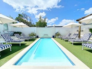 Utendørsbasseng og solsenger