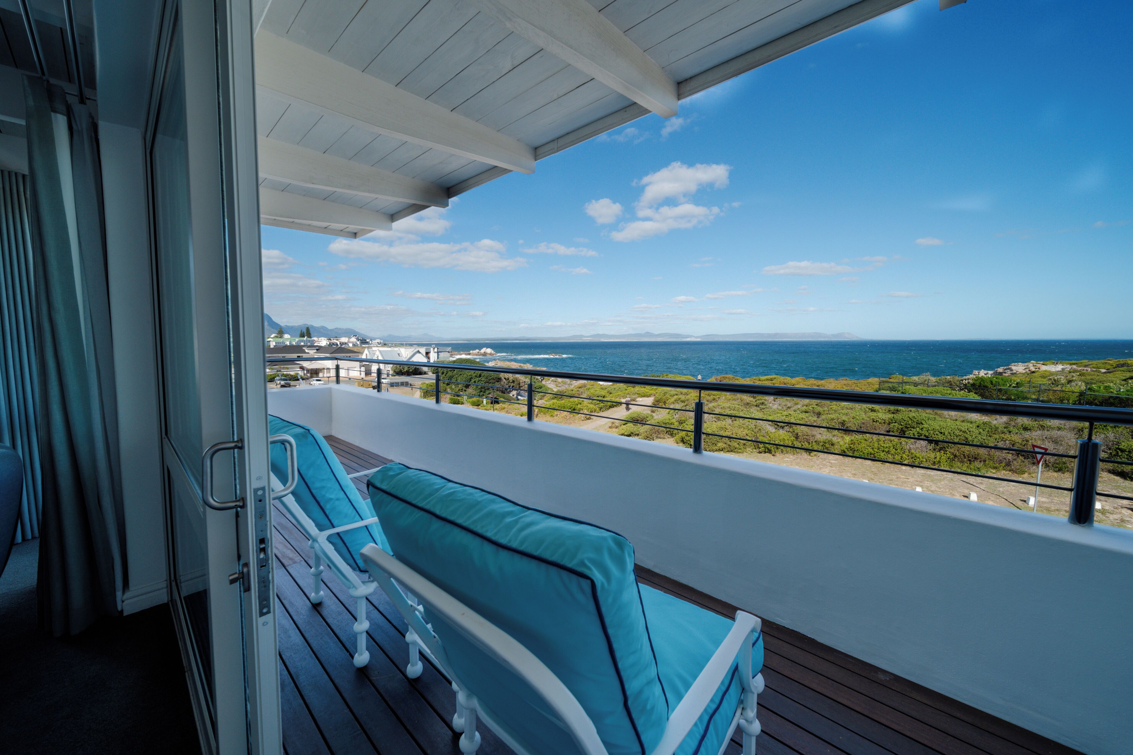 Premium suite, gedeeltelijk uitzicht op zee | Hypoallergeen beddengoed, een kluis op de kamer, individueel gedecoreerd