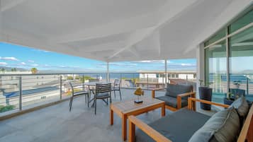 Suite Premium, pemandangan laut terbatas | Pemandangan jalan