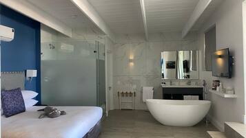 Premium Suite, Sea View | Hypo-allergenic bedding, in-room safe, blackout drapes, free WiFi