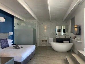 Hypo-allergenic bedding, in-room safe, blackout curtains, free WiFi - One Marine Drive Boutique Hotel (Hermanus)