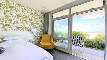 Hypo-allergenic bedding, in-room safe, blackout curtains, free WiFi
