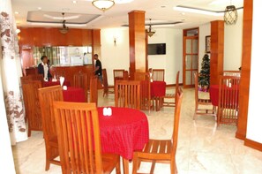 Serveert ontbijt en diner, internationale gerechten