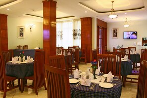 Breakfast and dinner served, international cuisine - Graceland Hotel (Arusha)