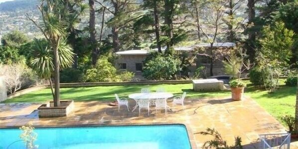 Outdoor pool - Whittlers Lodge (Cape Town)