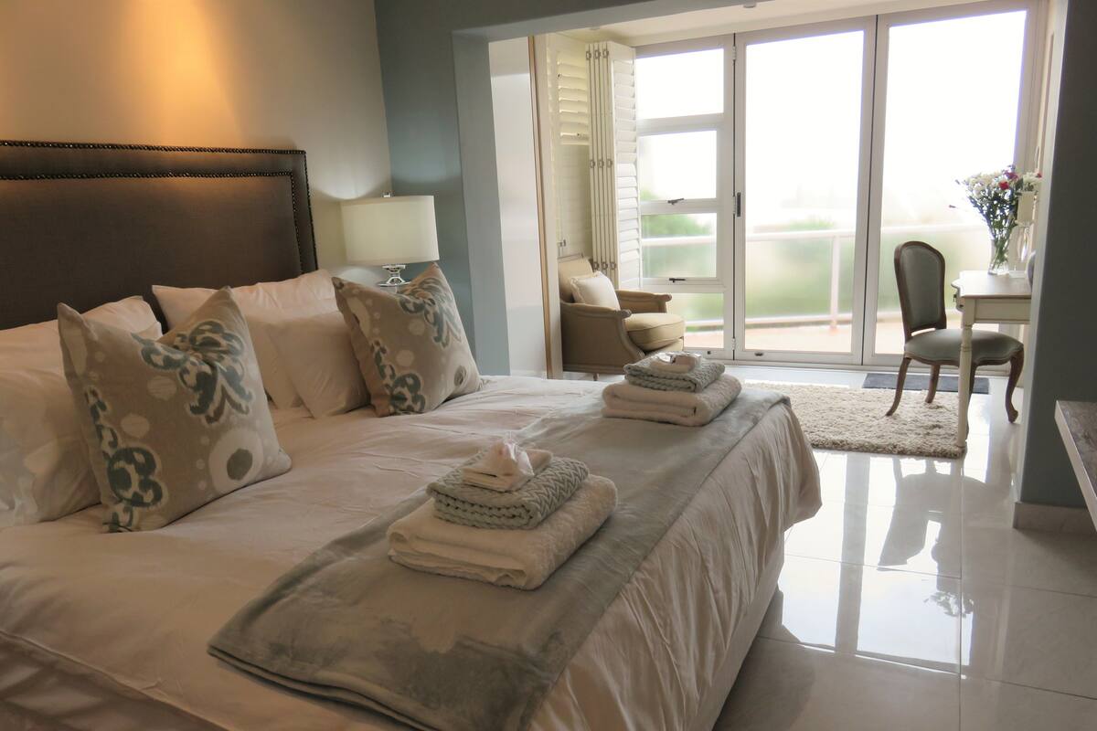Egyptian cotton sheets, premium bedding, Select Comfort beds, minibar