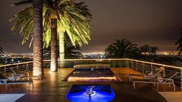 Una piscina al aire libre, tumbonas