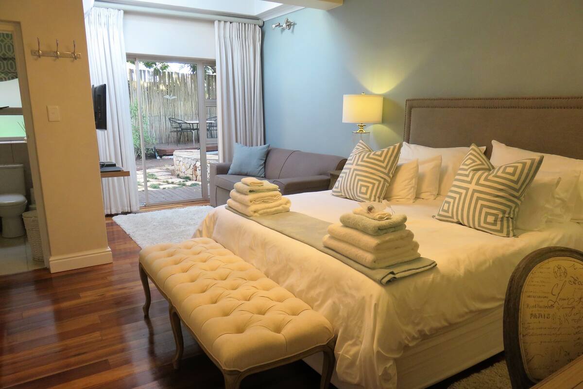 Luxury Double Room, 1 King Bed, Courtyard View | Egyptian cotton sheets, premium bedding, Select Comfort beds, minibar