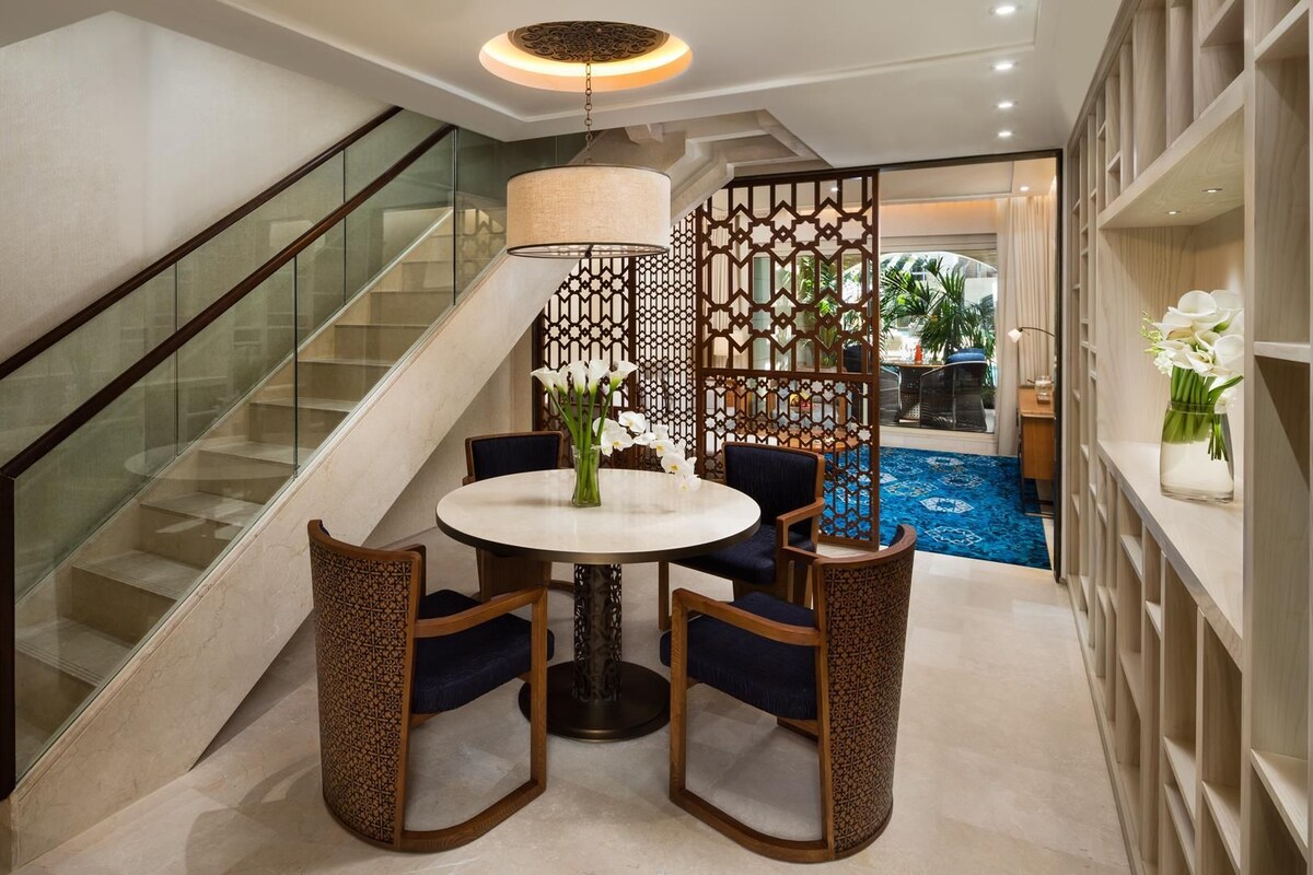 Suite Signature, 1 cama de matrimonio grande, vistas a la piscina (Duplex Pool Suite) | Ropa de cama de alta calidad y colchones con acolchado adicional