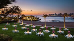 Plage privée, chaises longues, parasols, serviettes de plage