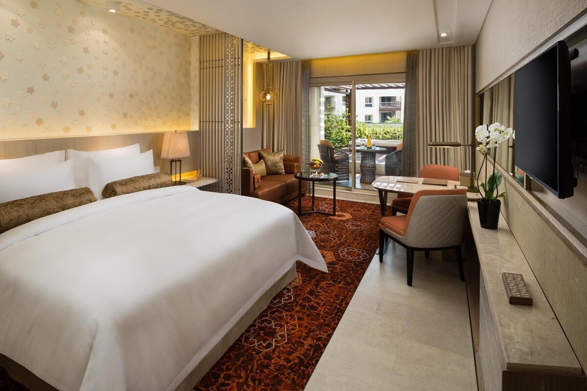Signature Room, 1 King Bed, Jetted Tub, Resort View