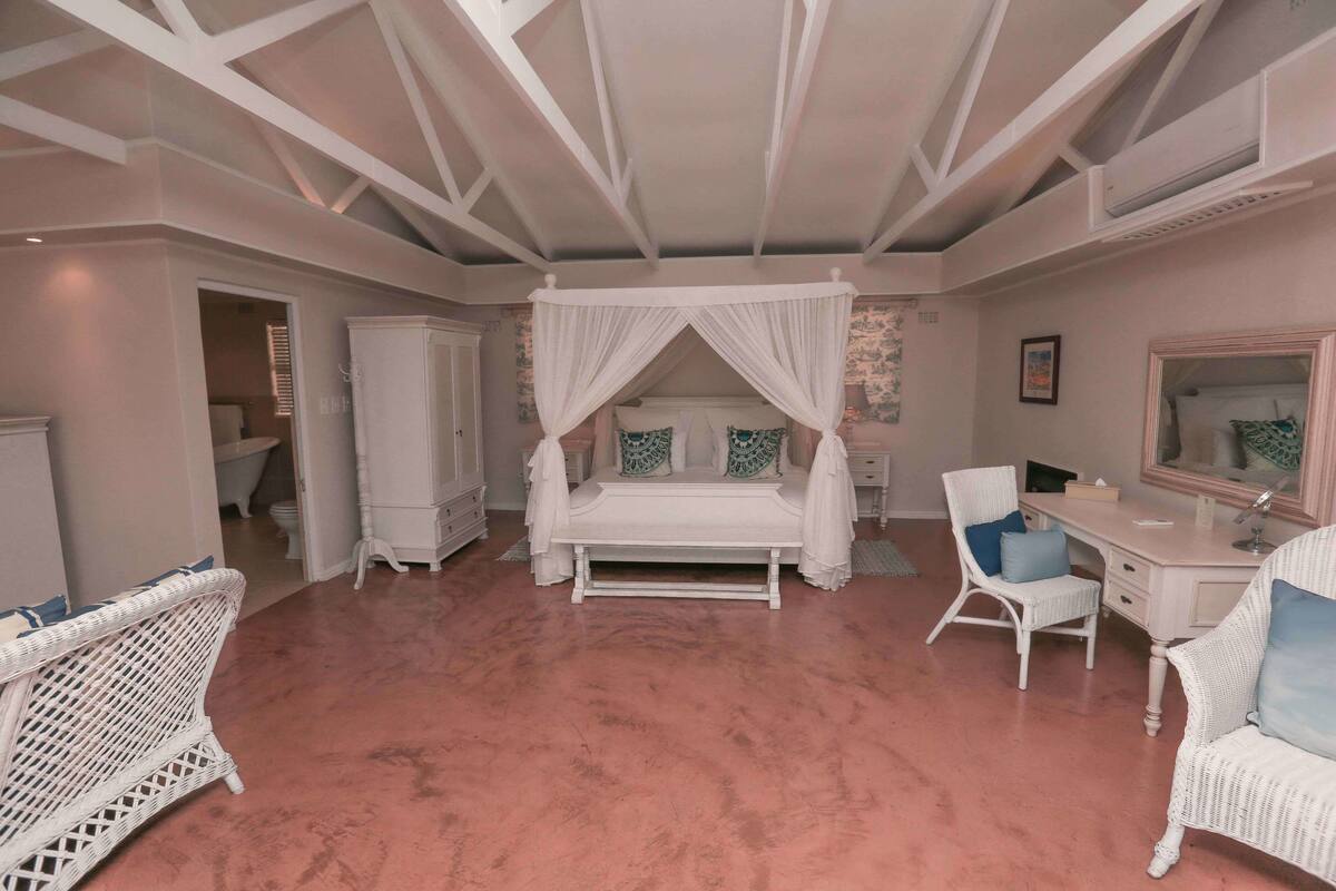 Suite superior | Minibar, escritorio, wifi gratis y ropa de cama