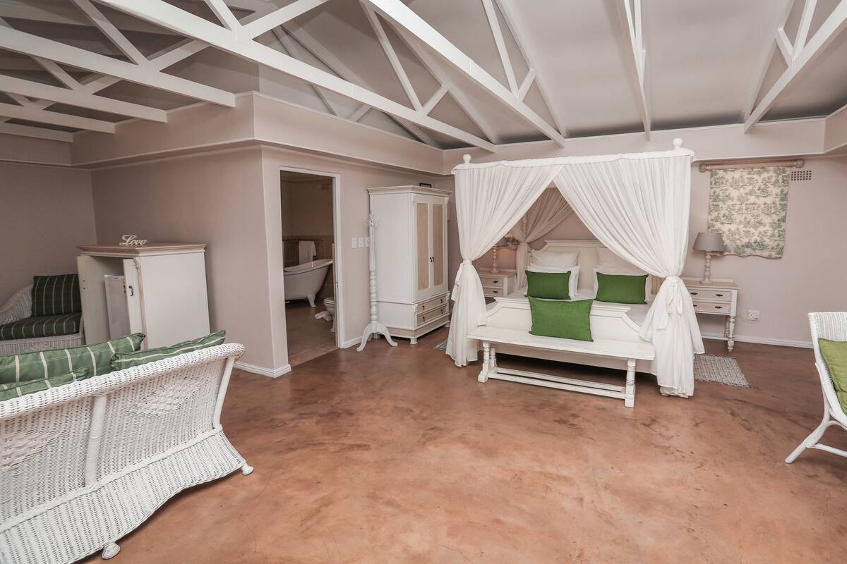 Minibar, escritorio, wifi gratis y ropa de cama