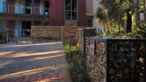 Unclassified image, 3 of 35, button - Hudson House (Pretoria)