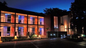 Unclassified image, 2 of 35, button - Hudson House (Pretoria)