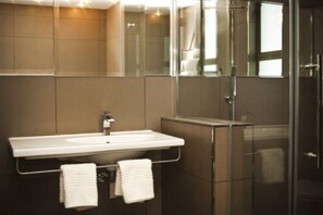 Separate bathtub and shower, deep-soaking bathtub, free toiletries - Hudson House (Pretoria)