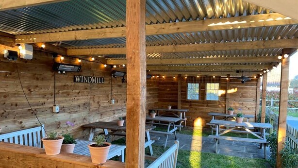 Terrace/patio - The Windmill Inn (Horsham)